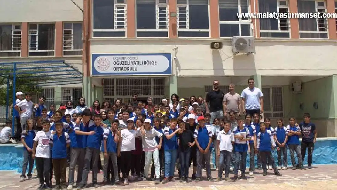 Üniversiteli gençler ortaokul öğrencileri ile oyun oynadı