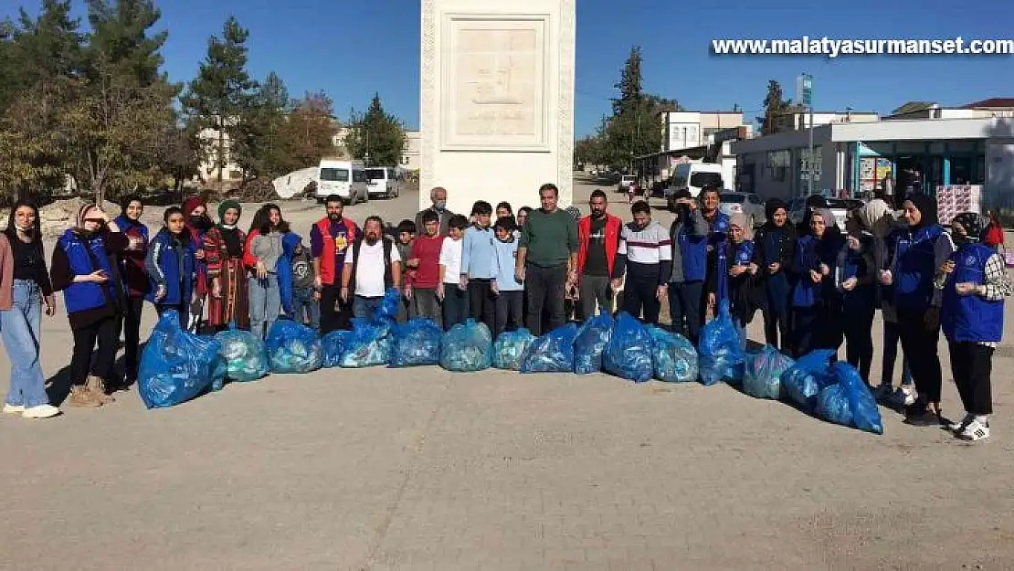 Üniversiteli gençler Samsat sokaklarını temizledi