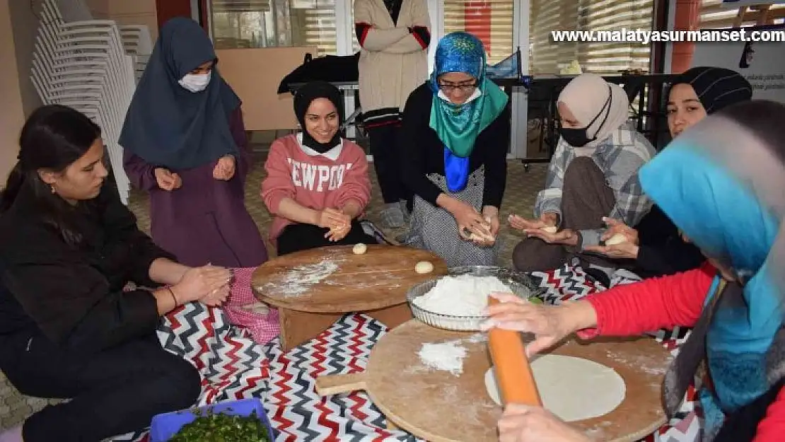 Üniversiteli kız öğrencilere Malatya yemeklerinin yapımı öğretiliyor