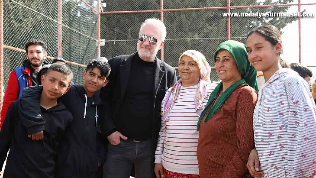 Ünlü isimler deprem bölgesinde