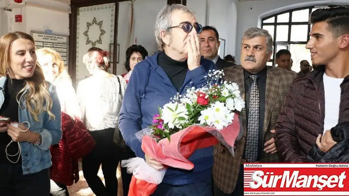 Ünlü oyuncu Selçuk Yöntem yıllar sonra ilkokulunu ziyaret etti