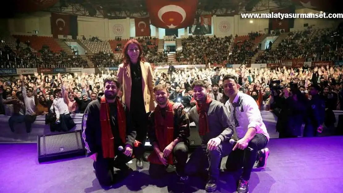 Ünlü pop sanatçısı Emre Aydın gazi şehirliler için konser verdi