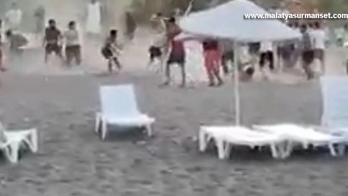 Ünlü sahilde tekmeli sopalı kavga