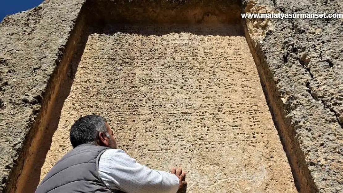 Urartular tarafından çivi yazısıyla yazılan 3 bin yıllık taş kitabe, ilk günkü ihtişamını koruyor