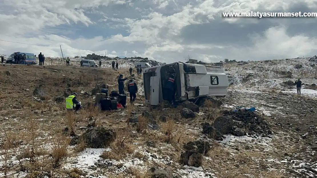 Uruguaylı turistleri taşıyan midibüs şarampole devrildi: 14 yaralı