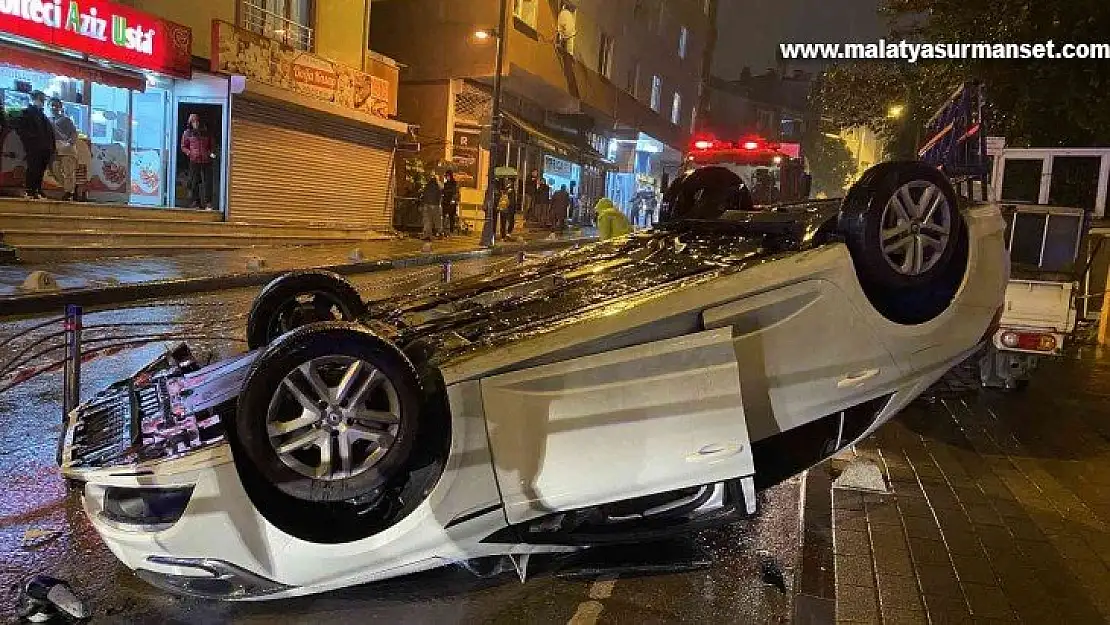 Üsküdar'da bariyere çarpan otomobil takla attı