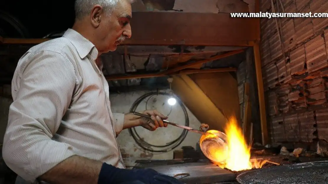 Ustasından öğrendiği mesleği 54 yıldır sürdürüyor