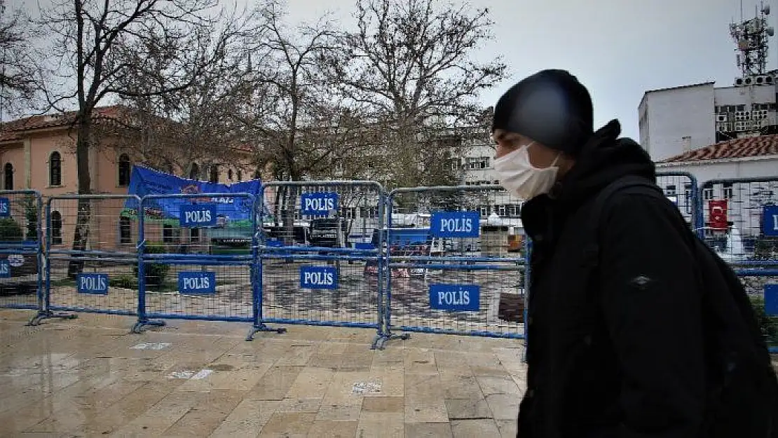 Uyarılar dinlenmeyince, polis meydanı barikatla kapattı