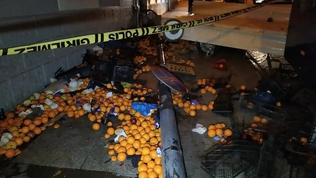 Uygulamadan kaçan araç Şişli'de meyve satan kamyonete çarptı: 3 yaralı