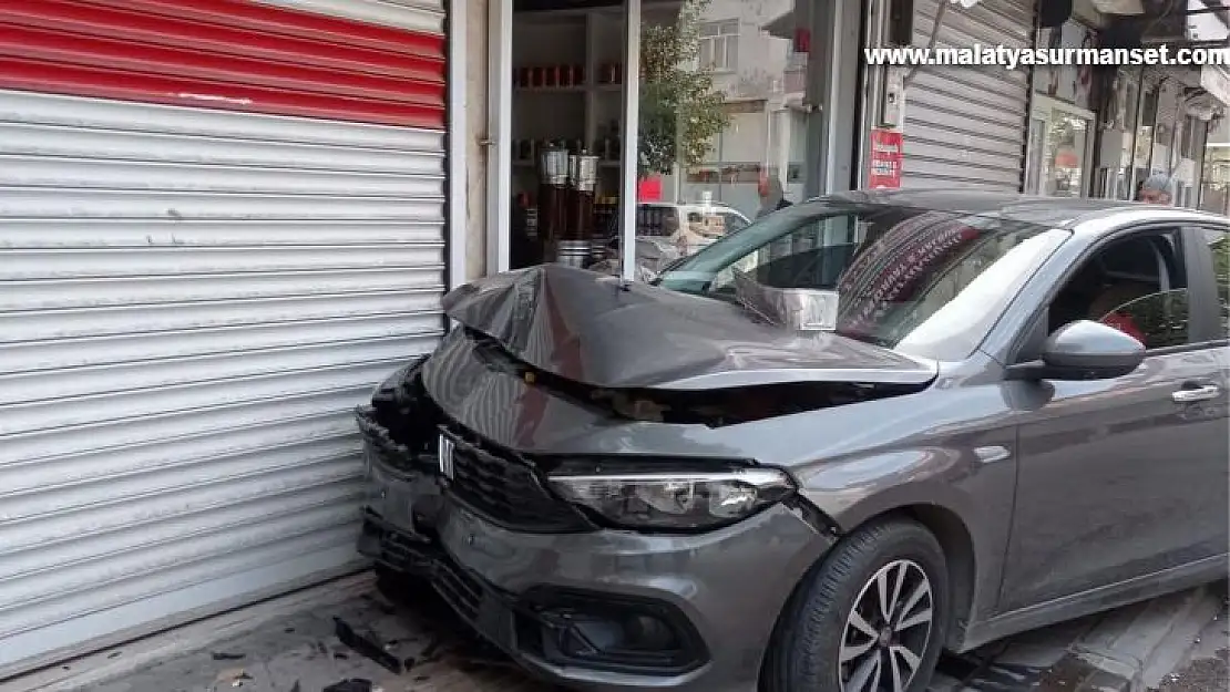 Üzerine elektrik direği düşen kadın ağır yaralandı