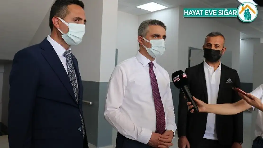 Vali Baruş, yapımı süren okul inşaatlarında incelemelerde bulundu