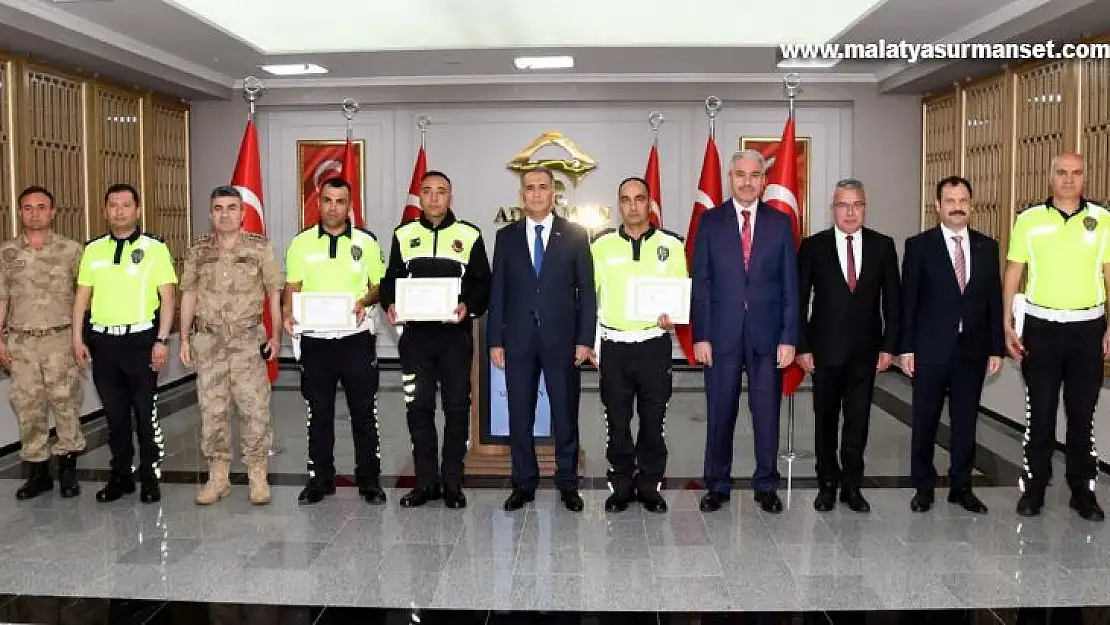 Vali Çuhadar jandarma ve emniyet personellerini ödüllendirdi