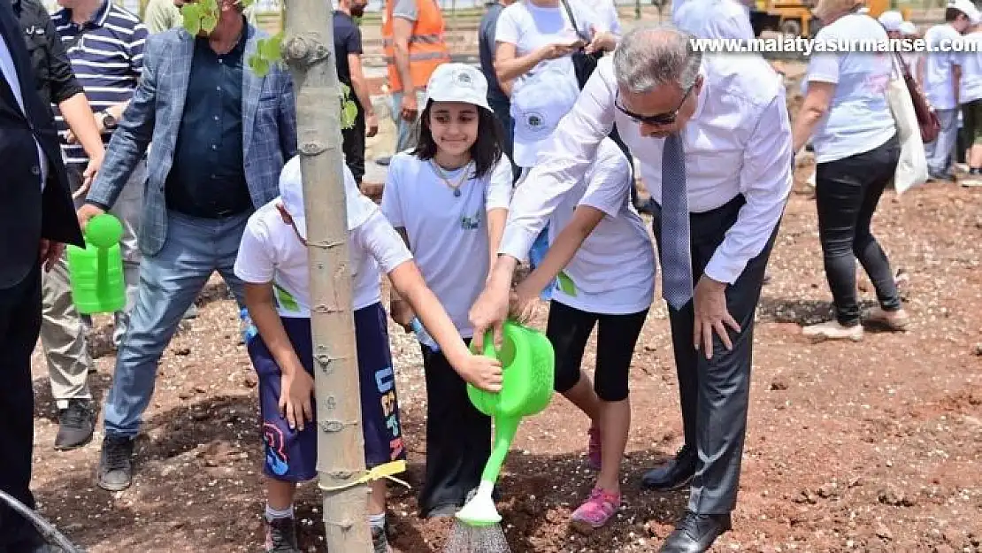 Vali Su, çocuklarla fidan dikti