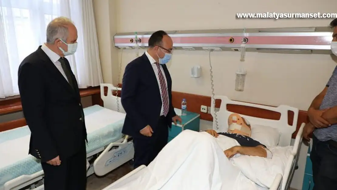 Vali Yırık, trafik kazasında yaralanan Dr. Öğr. Üyesi Dikici ile bir araya geldi
