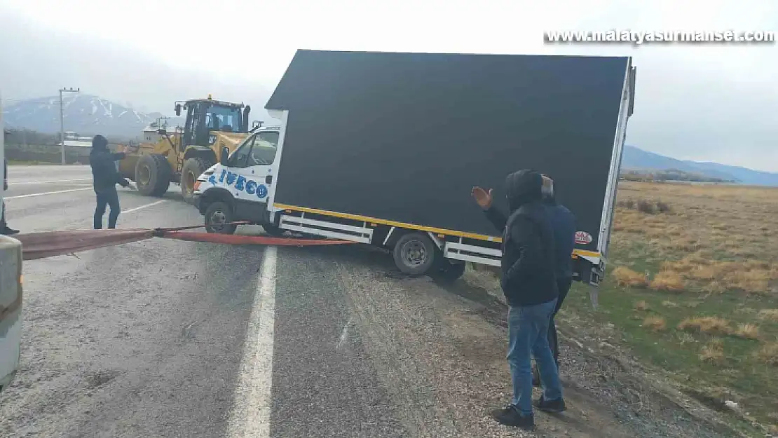 Van'da şiddetli rüzgar çatıları uçurdu