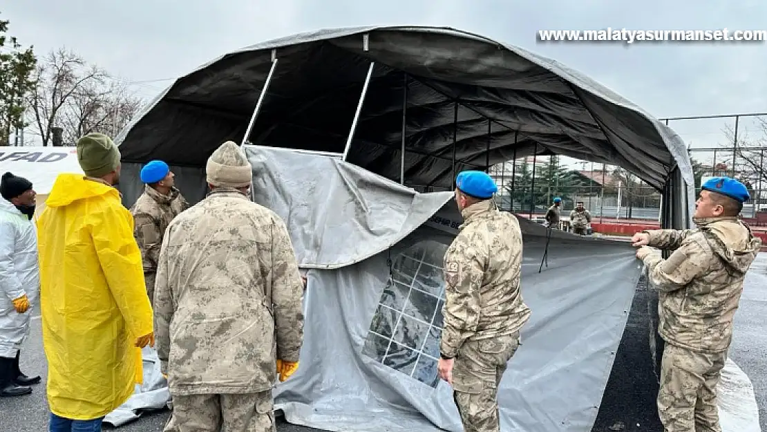 Van jandarmasının deprem bölgesindeki çalışması devam ediyor