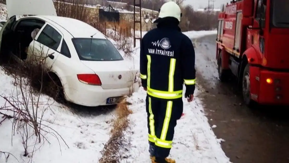 Van'da kaza yapan otomobilde yangın çıktı