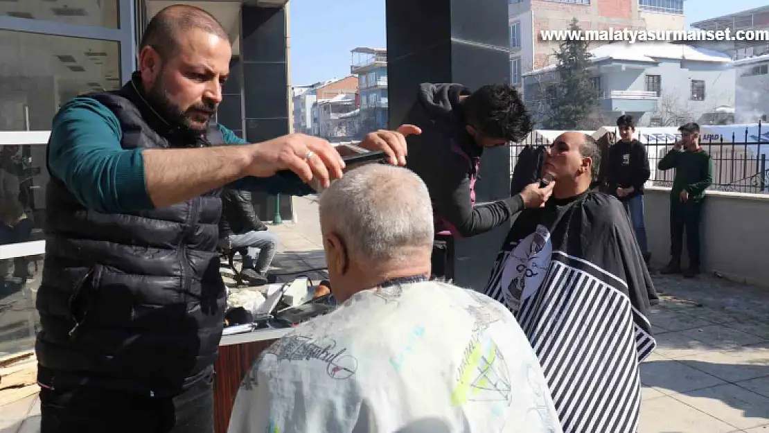 Vanlı berberlerden Malatyalı depremzedelere ücretsiz tıraş