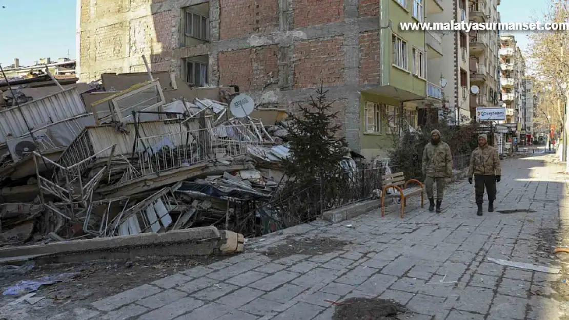 Vanlı güvenlik korucuları deprem bölgesinde nöbette