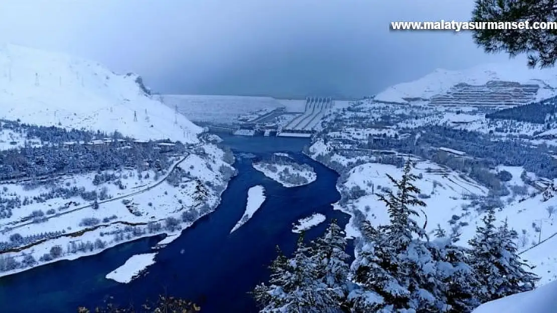 Vatandaşlar kardan adam yaparken hünerlerini sergiledi