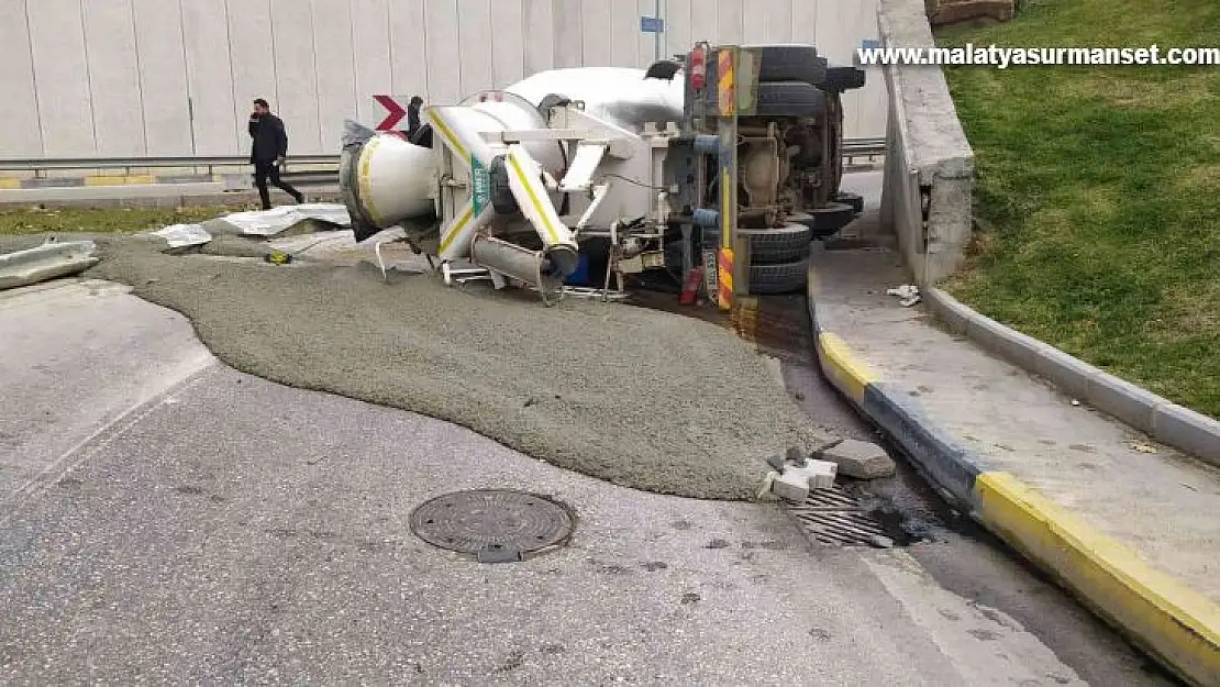 Virajı alamayan beton mikseri devrildi, içerisindeki sıvı beton yola döküldü