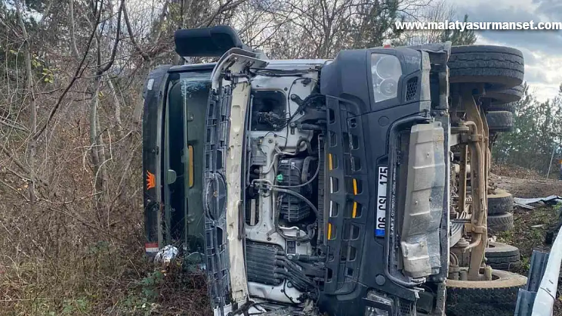 Virajı alamayan kamyon devrildi, sürücü yara almadan kurtuldu