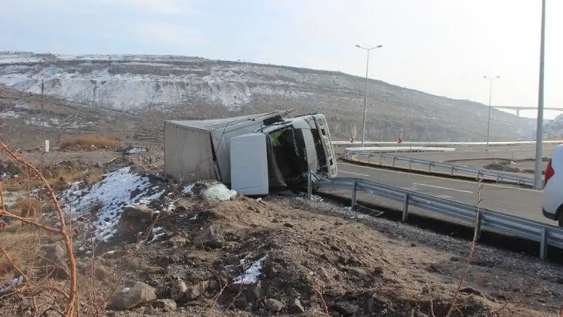 Virajı alamayan su yüklü tır devrildi  1 yaralı