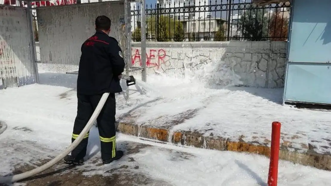 virüse karşı kaldırım ve duraklar köpüklü suyla temizlendi