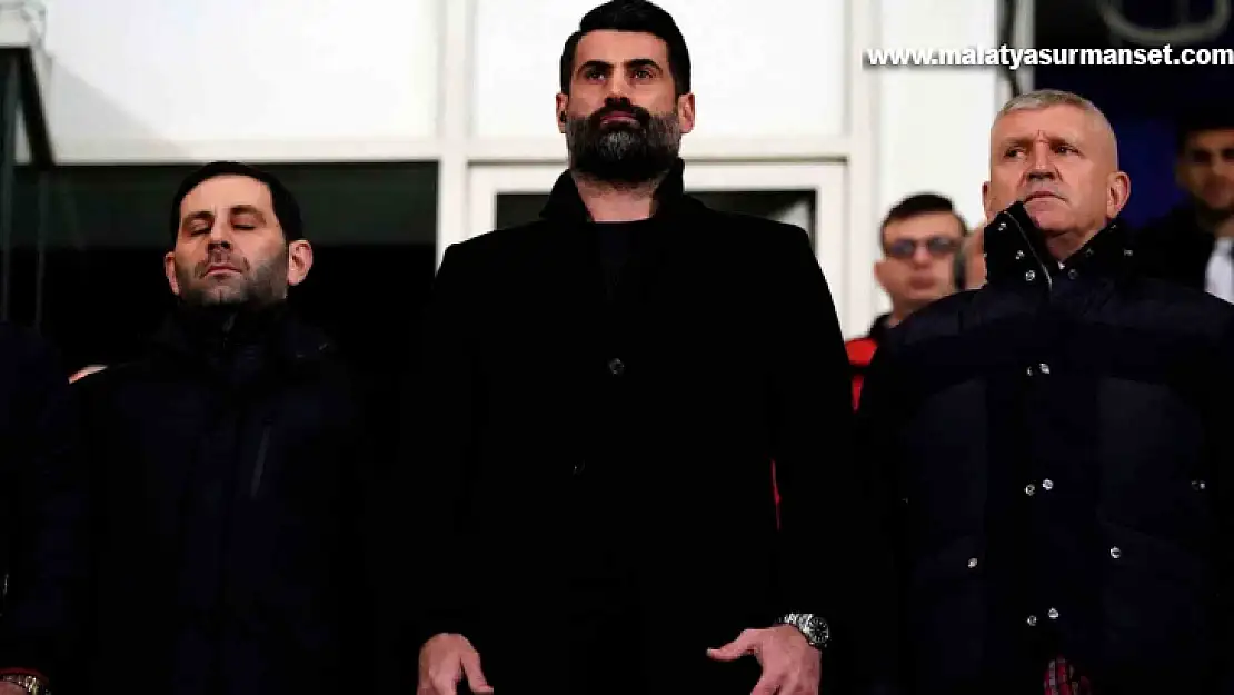 Volkan Demirel, Kasımpaşa-Antalyaspor maçını tribünden izledi