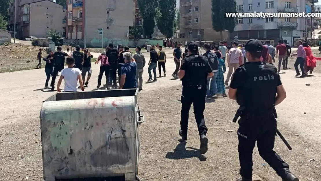 Yabancı uyruklu çocukların taş oyunu bıçaklı, taşlı kavgaya döndü: 2 yaralı, 7 gözaltı