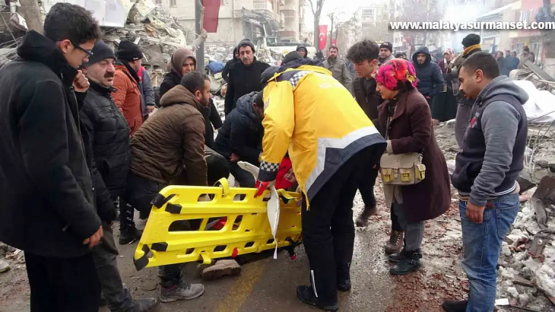 Yakınının enkazdan çıkarılan cenazesini görünce bayıldı