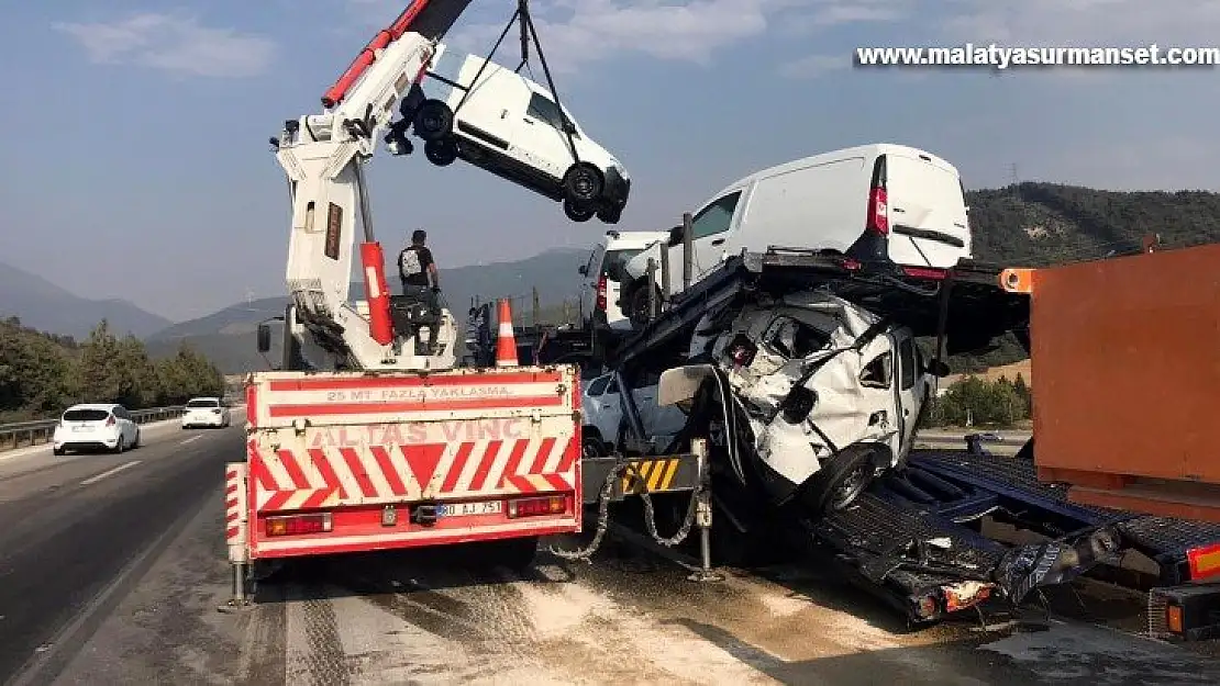 Yakıt tankeri tıra çarptı, sıfır kilometre araçlar hasar gördü