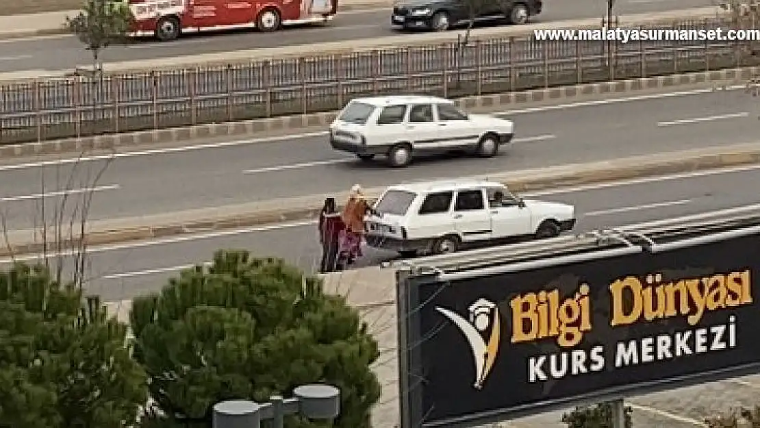 Yakıtı biten aracı kilometrelerce iten kadınlar, erkeklere taş çıkarttı