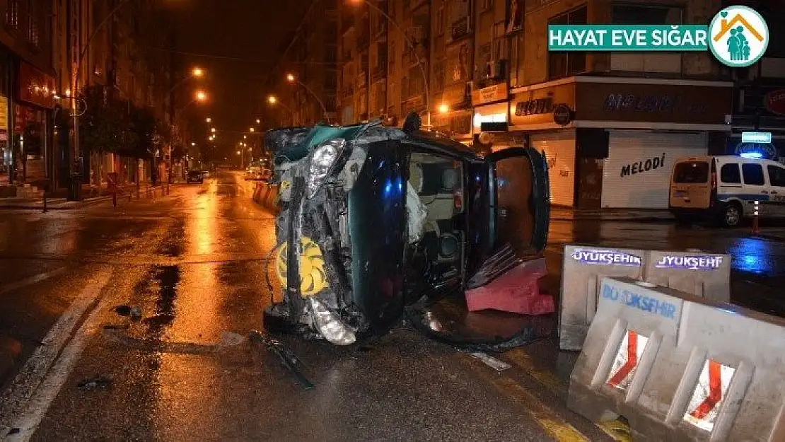 Yan yatan otomobilden burnu bile kanamadan çıktı