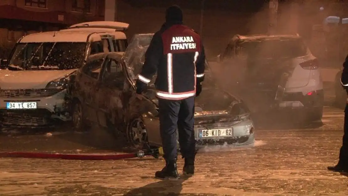 Yanan otomobilden canlarını son anda kurtardılar