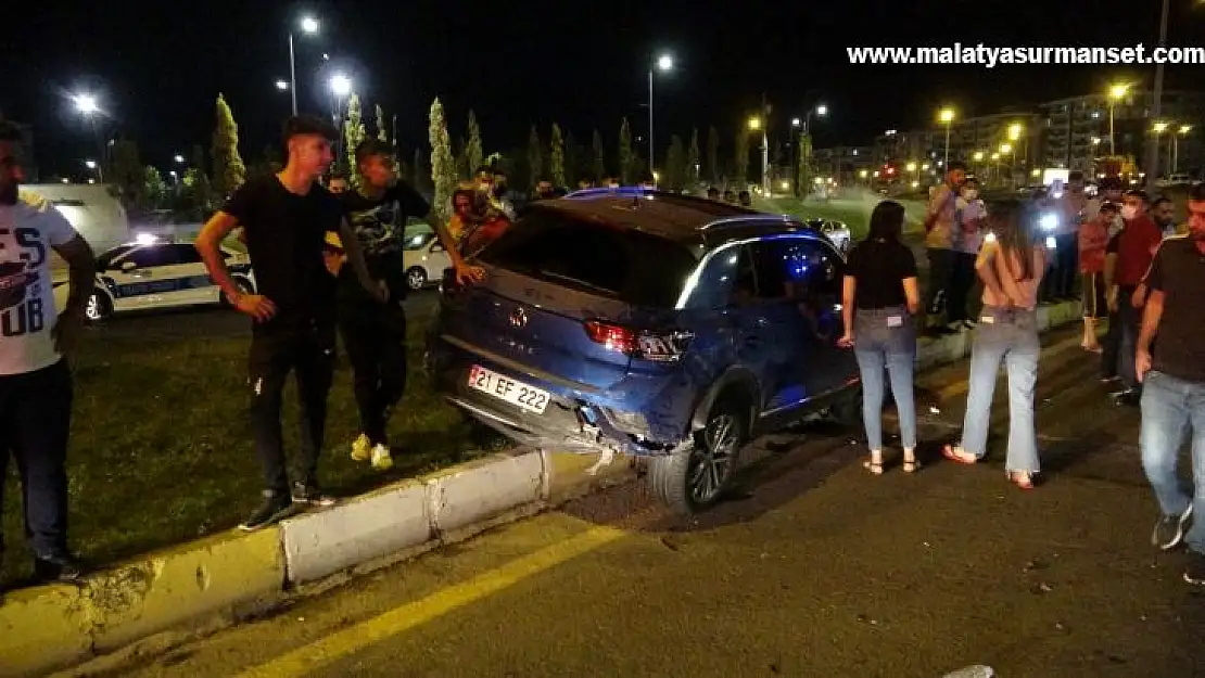 Yaya çarpmamak için yavaşladı, arkadan araç çarpınca yayaların üzerine uçtu: 3 yaralı