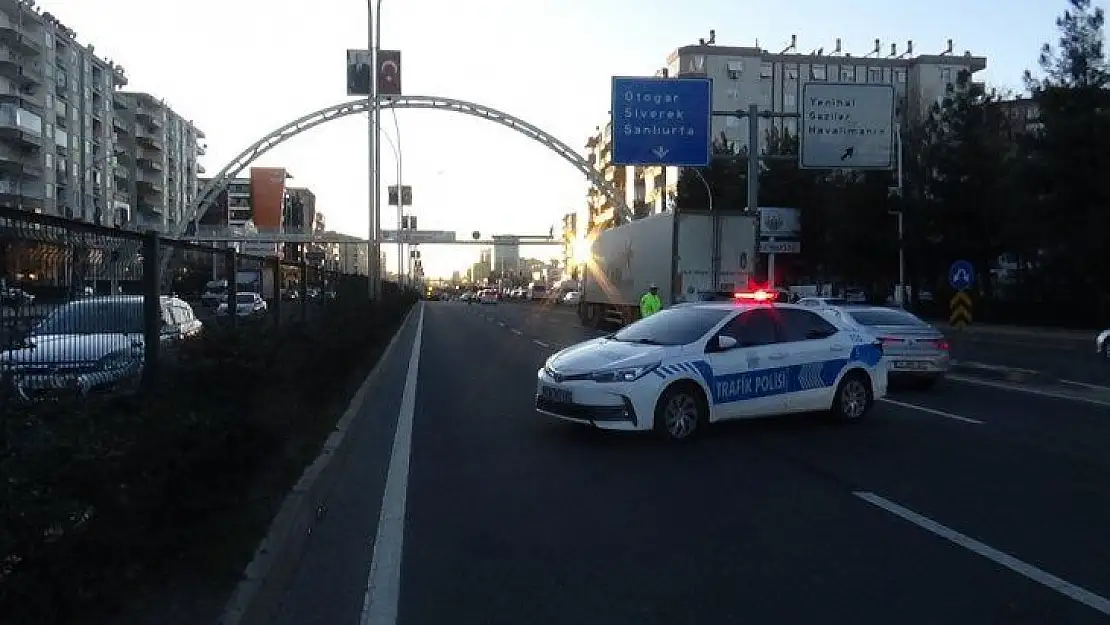 Yayaya çarpmamak için direksiyonu kırdı, refüje çıktı: 3 yaralı