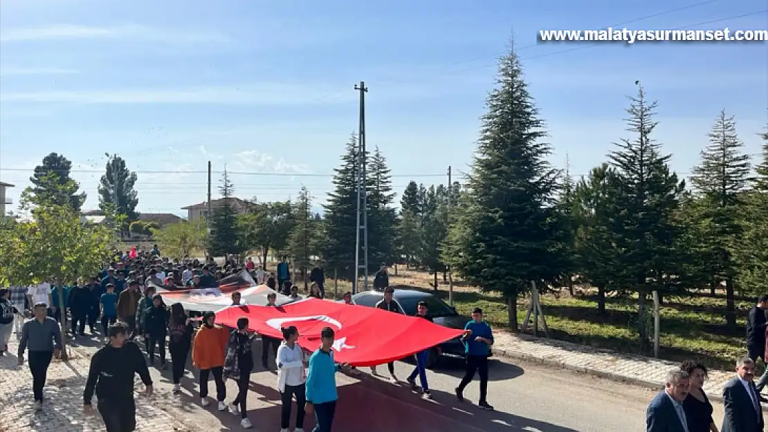 Yazıhan'da Cumhuriyet'in 100. yılı dolayısıyla kortej yürüyüşü düzenlendi