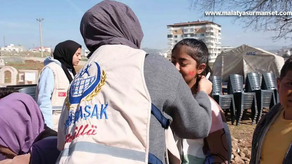 Yedi Başak depremzedelerin yaralarını sarıyor