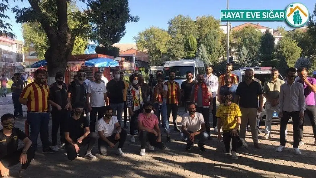 Yeni Malatyaspor'a destek olmak için maske dağıttılar