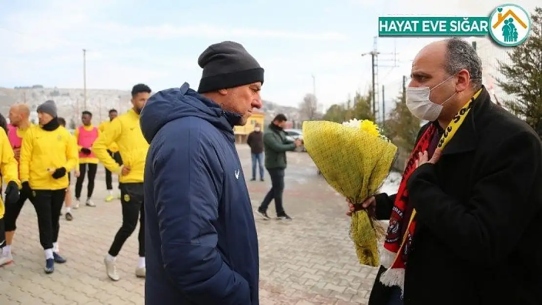 Yeni Malatyaspor taraftarından takıma destek, yönetime tepki