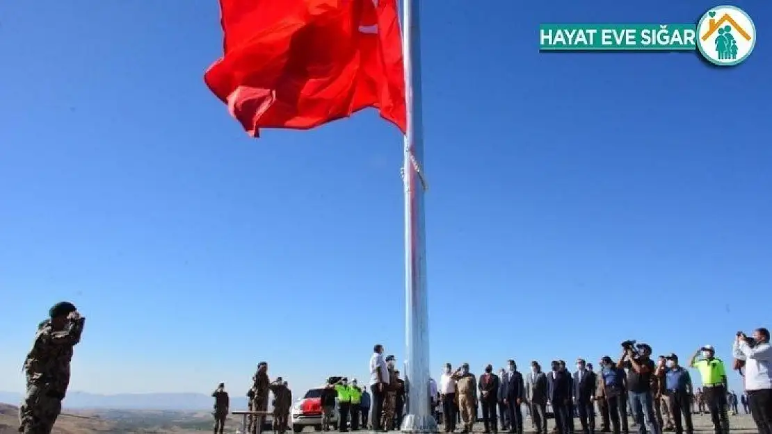 Yeni yapılacak Özel Harekat binası için dev Türk bayrağı