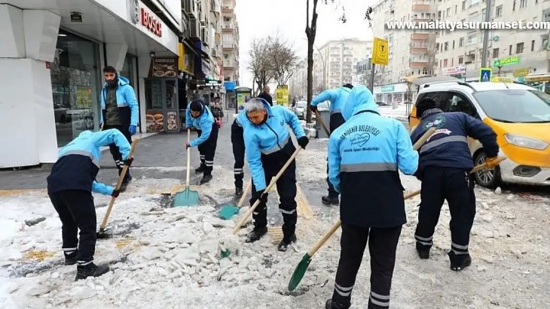 Yenişehir Belediyesi kaldırımları buzdan temizliyor