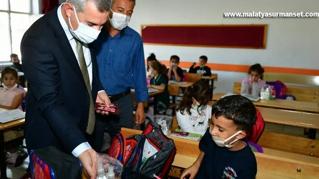 Yeşilyurt Belediye Başkanı Mehmet Çınar, okulları ziyaret edip, öğrencilerle buluştu