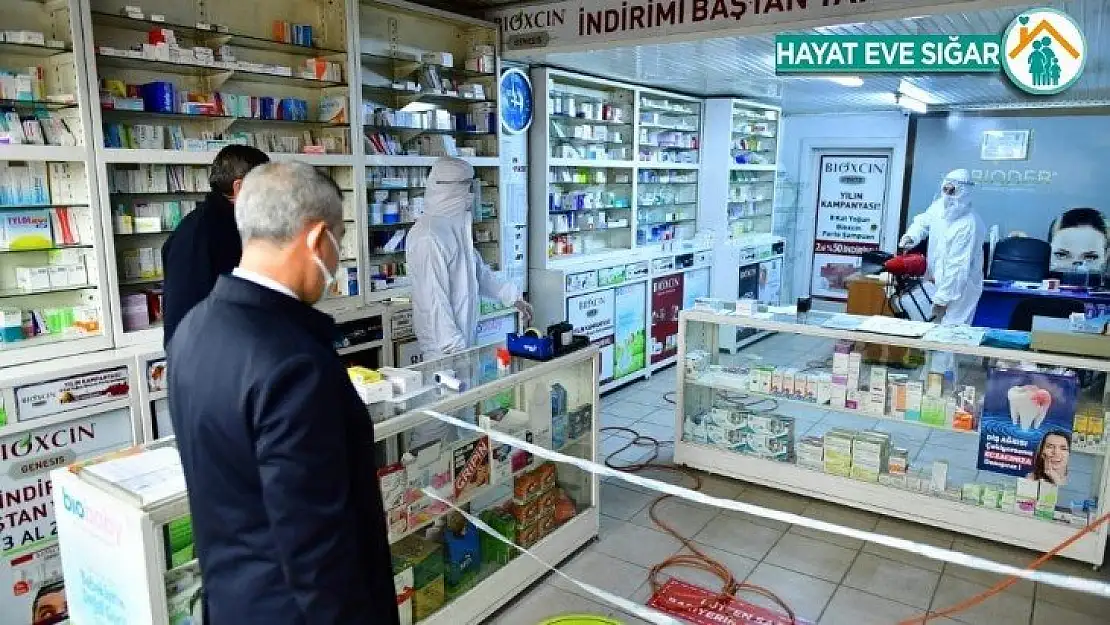 Yeşilyurt Belediyesi eczaneleri dezenfekte ediyor