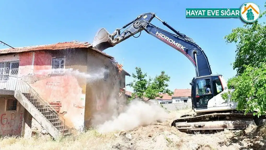 Yeşilyurt Belediyesi metruk evleri yıkıyor