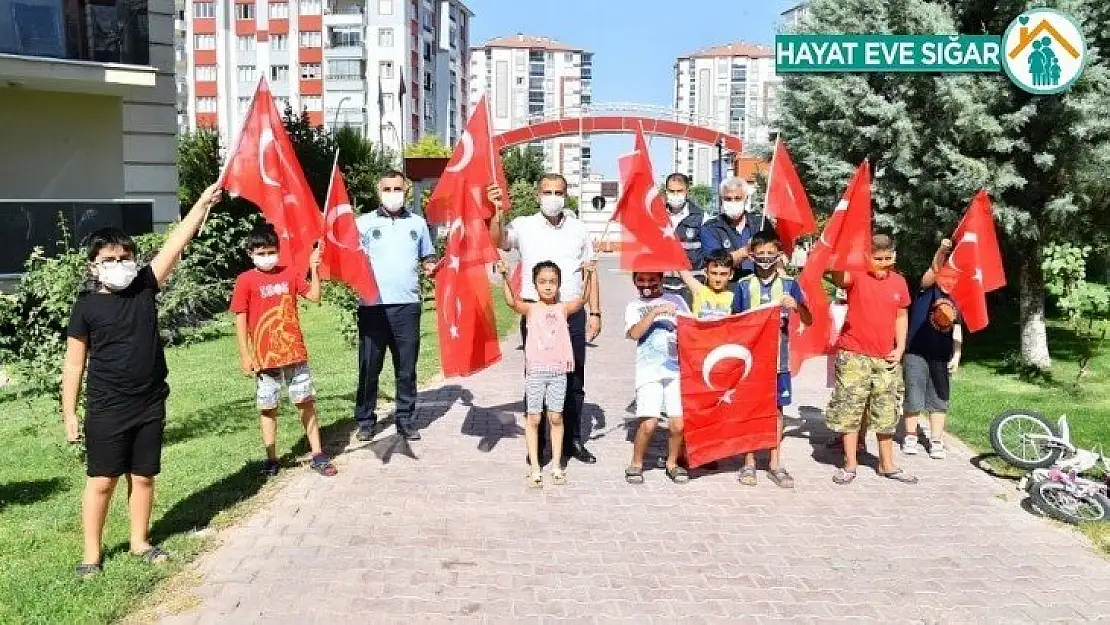 Yeşilyurt Belediyesi'nden vatandaş ve esnafa bayrak