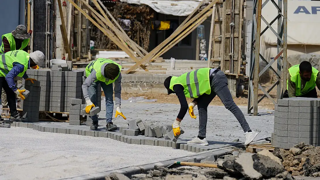 Yeşilyurt Belediyesi Samanköy yollarını yeniliyor