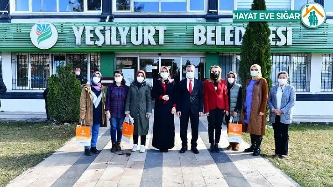 Yeşilyurt'da kadın personele çiçek