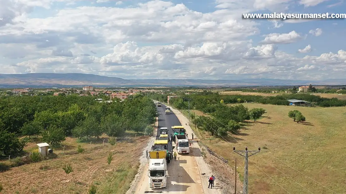 Yeşilyurt İlçesine Bağlı Kuyulu Mahallesi'nde Asfaltlama Çalışmaları Yapılıyor